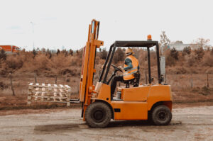 Forklift carrying pallets that was evaluated in a forklift expert witness case