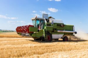 combine harvestor working on a wheat field that was evaluated by an agriculture equipment expert witness in a lawsuit